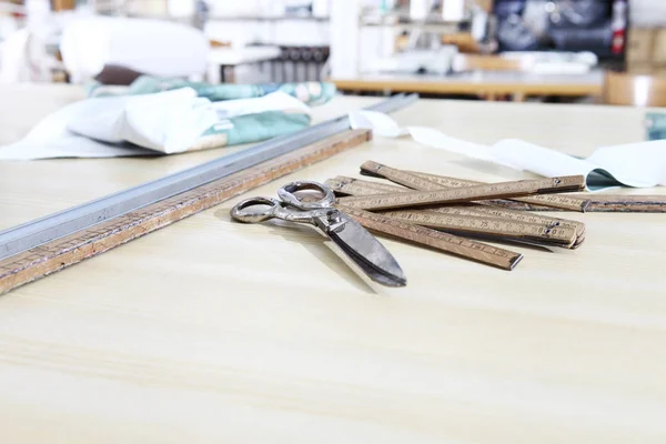 Schneiderwerkzeuge Alte Scheren Holzmeter Und Lineal Auf Dem Tisch — Stockfoto