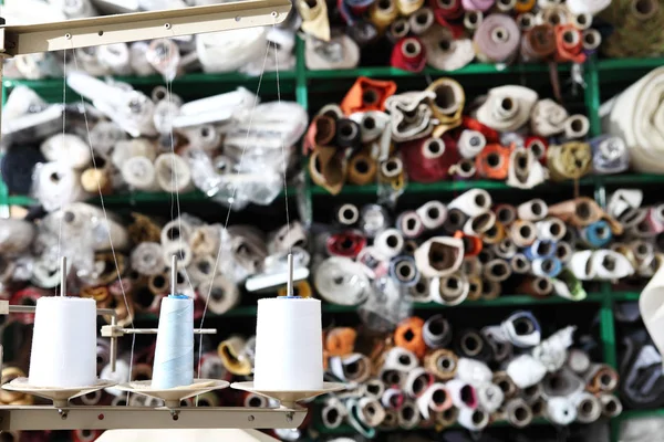 Shelves Rolls Colored Fabrics Spools Sewing Thread Foreground — Stock Photo, Image