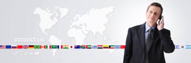 Uluslararası kavramı, işadamı cep telefonu dünya harita arka plan, bayrakları simgeleri ve iletişim simgeler, izole ile bize ulaşın web başlık ve kopya alanı şablonu