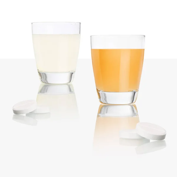 阿司匹林片和玻璃隔离在白色的桌子上 橙色和柠檬维生素 感冒和流感治疗的概念 — 图库照片