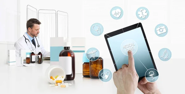 インターネット健康 医療相談モバイル デバイスに 手でタッチ スクリーン記号とデジタル タブレット 薬と薬の瓶のデスクのオフィスで医師 — ストック写真