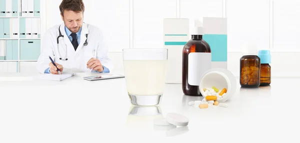 Bir Resepsiyon Office Cam Aspirin Ile Tıbbi Reçete Tablet Hap — Stok fotoğraf