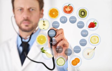 beslenme uzmanı doktor el bir stetoskop ile değmek perde ile mavi tıbbi sembolleri, meyve ve sebze simgeler, sağlıklı gıda diyet kavramı