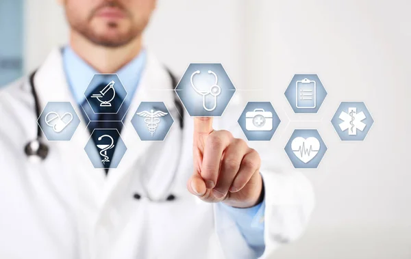 Arzt Hand Touchscreen Mit Medizinischen Versorgungssymbolen Und Symbolen Auf Weißem — Stockfoto