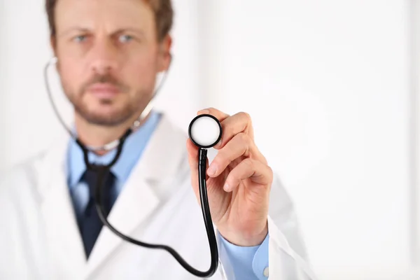 Doktor Bir Stetoskop Dokunmatik Ekranlı Beyaz Arka Plan Üzerinde Tıbbi — Stok fotoğraf