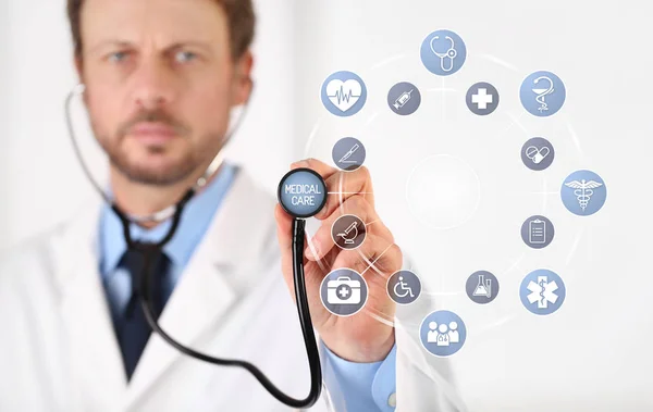 Arzthand Mit Stethoskop Touchscreen Mit Blauen Medizinischen Symbolen Und Symbolen — Stockfoto