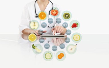 eller dijital tablet vasıl sembolleri ile Ofis Masası simgeleri beyaz arka plan üzerinde izole meyve beslenme uzmanı doktor dokunma, sağlıklı gıda takviyeleri diyet planı kavramı