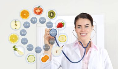 gülümseyen beslenme uzmanı doktor stetoskop sembolleri işaret ile simge ve tıbbi metinler üzerinde beyaz arka plan izole meyve, diyet planı kavramı sağlıklı gıda takviyeleri