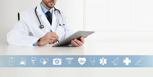 Doctor Oficina Escritorio Escribir Tableta Digital Con Símbolos Iconos Médicos —  Fotos de Stock