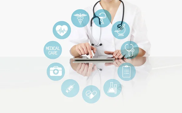 Arzt Schreibtisch Mit Digitalem Tablet Internet Gesundheitsfürsorge Und Medizinischen Symbolen — Stockfoto