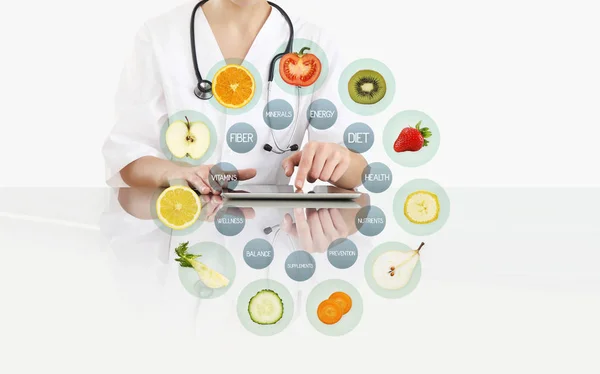 デジタル タブレットのシンボルのオフィス デスクでフルーツの白い背景で隔離のアイコン栄養士医師タッチの手 健康食品サプリメント ダイエット計画コンセプト — ストック写真