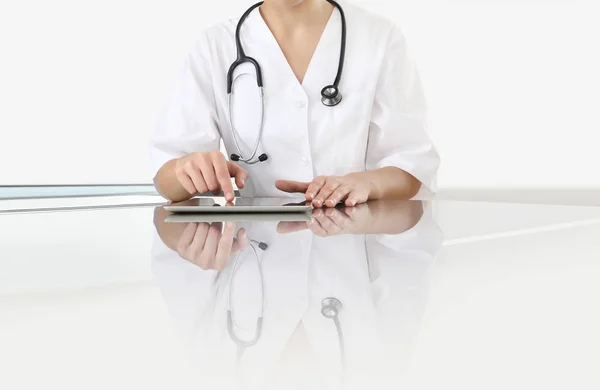 Hände Der Ärztin Berühren Digitales Tablet Schreibtisch Isoliert Auf Weißem — Stockfoto