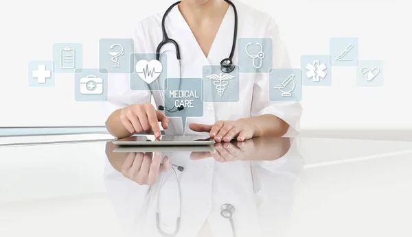 Hände Der Ärztin Berühren Digitales Tablet Schreibtisch Mit Medizinischen Symbolen — Stockfoto