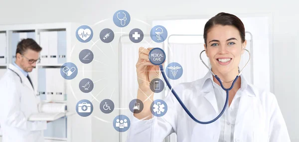 Lächelnde Ärztin Mit Stethoskop Die Medizinische Symbole Auf Den Hintergrund — Stockfoto