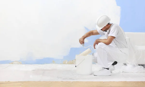 Homem Pintor Trabalho Leva Cor Com Rolo Tinta Balde Parede — Fotografia de Stock