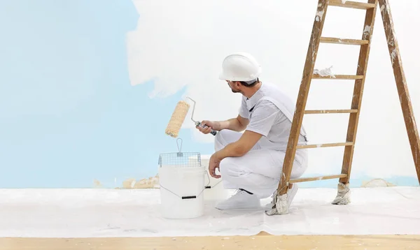 Pintor Hombre Trabajo Toma Color Con Rodillo Pintura Desde Cubo — Foto de Stock