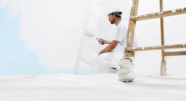 Pintor Hombre Trabajo Con Escalera Madera Pared Blanco Para Espacio — Foto de Stock