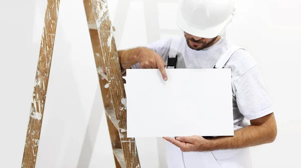 Homem Pintor Com Escada Mostrando Cartaz Branco Branco Modelo Espaço — Fotografia de Stock