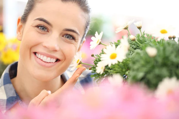 春天的概念 微笑的妇女在雏菊花的花园 — 图库照片