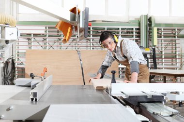 marangoz adam doğrama çalışmak, sünnet ile ahşap bir tahta kesti