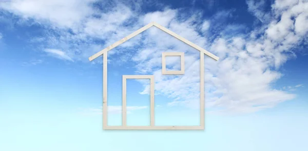 Дерев'яна форма будинку ізольована на фоні блакитного неба, зелена буїда — стокове фото