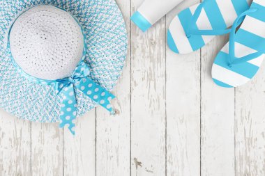 Beyaz ahşap yaz plaj Açık mavi aksesuarları üst görünümü 