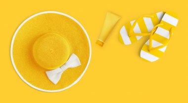 Sarı backgroundsea hol yaz plaj aksesuarları üst görünümü