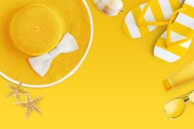 Sarı backgroundsea hol yaz plaj aksesuarları üst görünümü