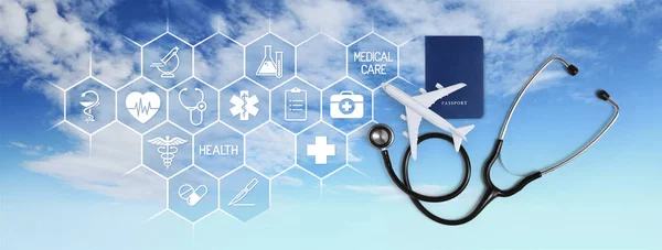 Nemzetközi orvosi utazási biztosítás koncepció, sztetoszkóp, Pas — Stock Fotó