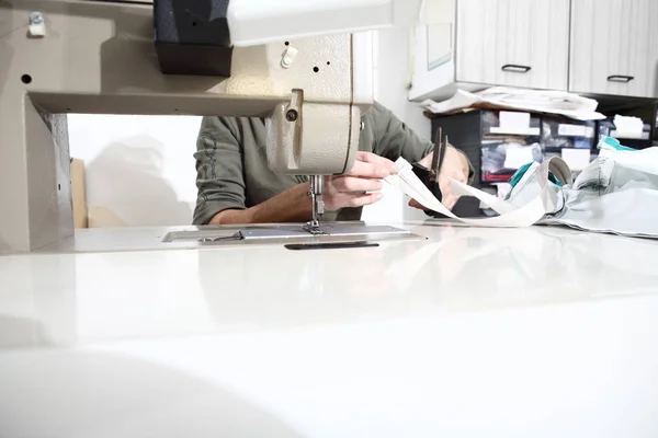 Mujer manos máquina de coser, primer plano — Foto de Stock