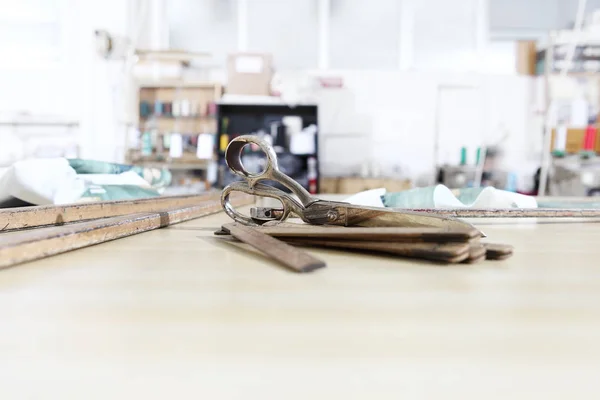Инструменты портного, старые ножницы, деревянный метр и линейка на сарт — стоковое фото