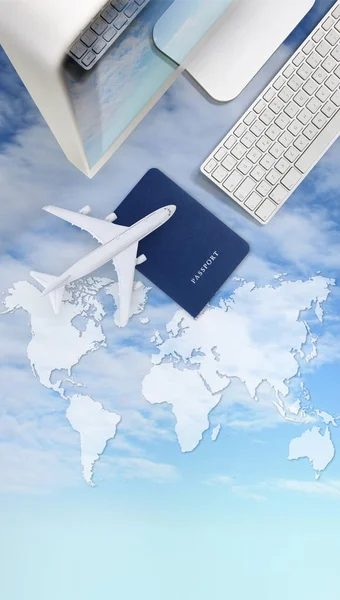 Reserva y búsqueda de billetes de avión viaje aéreo concepto de vacaciones, pa — Foto de Stock