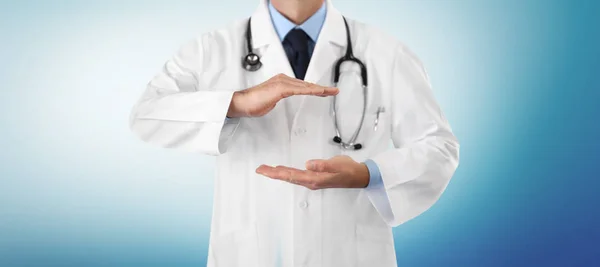 Руки врача крупным планом, медицинское страхование концепции, изола — стоковое фото