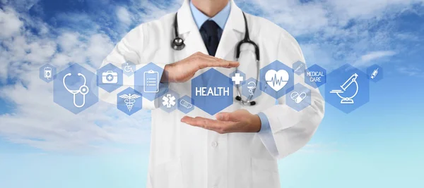 Sağlık sigortası kavramı, eller doktor sembolü kapsayan — Stok fotoğraf