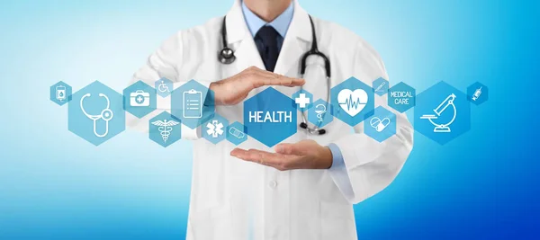 Copertura sanitaria concetto di assicurazione, mani medico che copre simbolo — Foto Stock