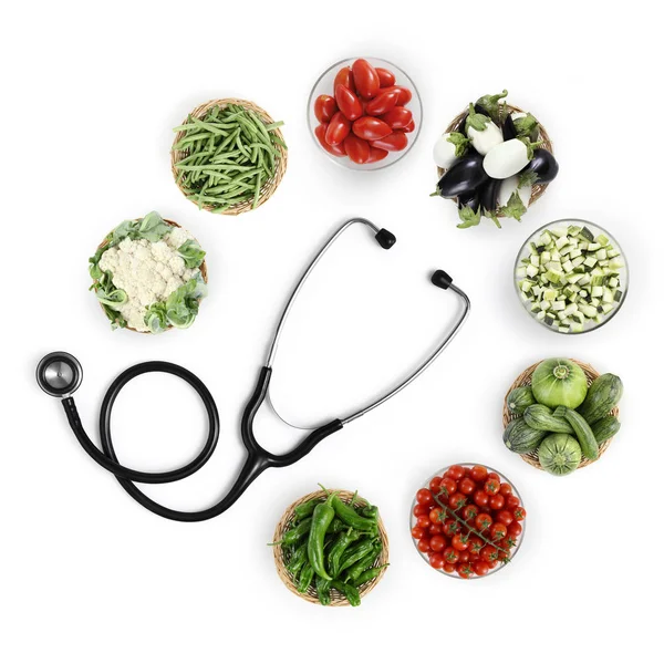 Concepto de dieta médica equilibrada con alimentos saludables, estetoscopio — Foto de Stock