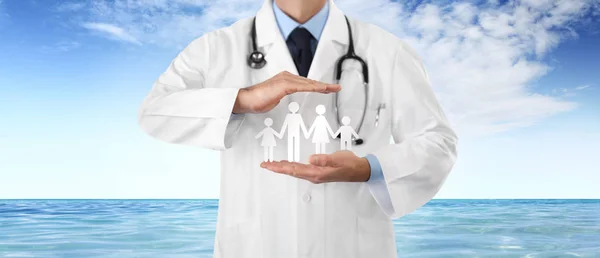 Vacances été mer assurance médicale concept, les mains du médecin pro — Photo