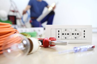ön planda elektrikli ekipman ile elektrikçi iş, bu