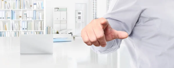 Concepto de trabajo empresarial de oficina, pantalla táctil de mano, banner web y — Foto de Stock