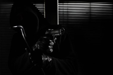 Hırsızlık ve soygun. usta profesyonel maskeli hırsız holdi