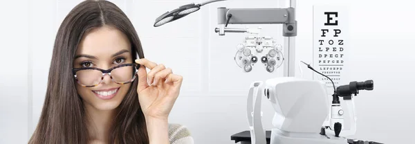 Concepto de examen ocular, mujer paciente sonriendo con espectáculo — Foto de Stock