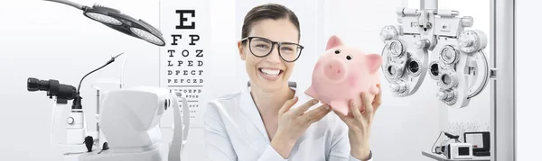 Venta ojo examen, mujer sonriendo con gafas y piggy ba — Foto de Stock