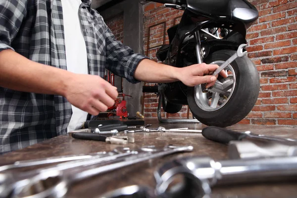 自己做，手修理摩托车在车库 — 图库照片