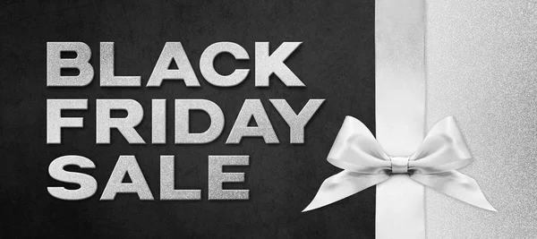 Black Friday texto venda escrever no cartão de presente preto com fita de prata — Fotografia de Stock
