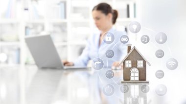 akıllı ev otomasyonu konsept evi ve idesktop sembolleri ile