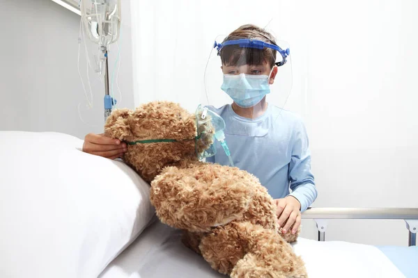 Child Hospital Puts Oxygen Mask Teddy Bear Bed Wearing Protective — Stock Photo, Image