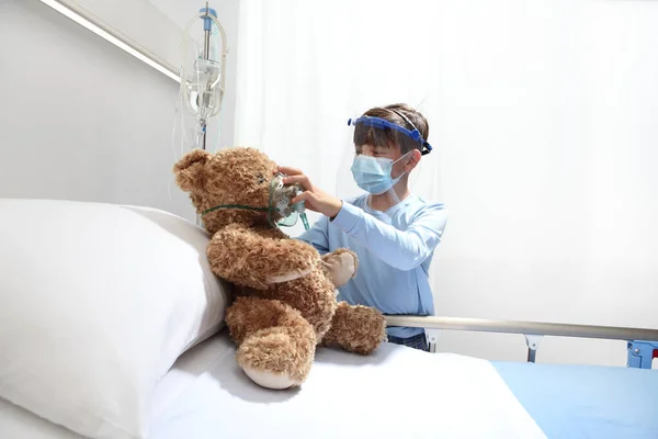 Child Hospital Puts Oxygen Mask Teddy Bear Bed Wearing Protective — Stock Photo, Image