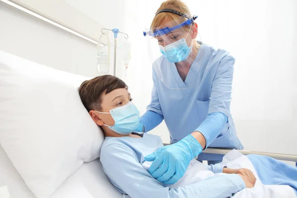 Enfermera Cuida Paciente Niño Cama Hospital Con Máscaras Protectoras Corona — Foto de Stock