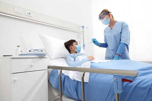 Sjuksköterska Med Termometer Mäter Feber Patientbarn Sjukhussäng Bär Skyddande Visir — Stockfoto