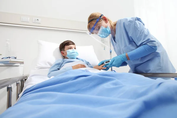 Enfermera Con Oxímetro Pulso Niño Paciente Cama Hospital Con Máscara —  Fotos de Stock